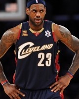 KOK体育平台-经典回归！骑士新赛季将重启詹姆斯1.0时代的藏青色球衣